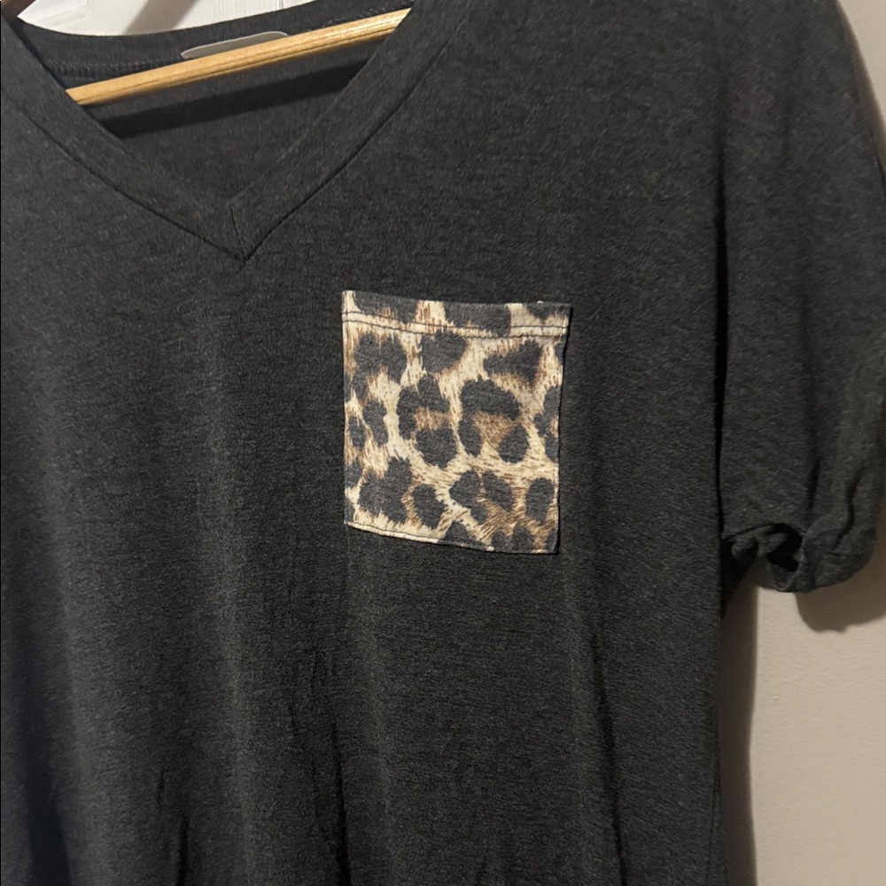MINEFREE Charcoal V-Neck Tee with Leopard Pocket [Small] - Picture 2 of 8
